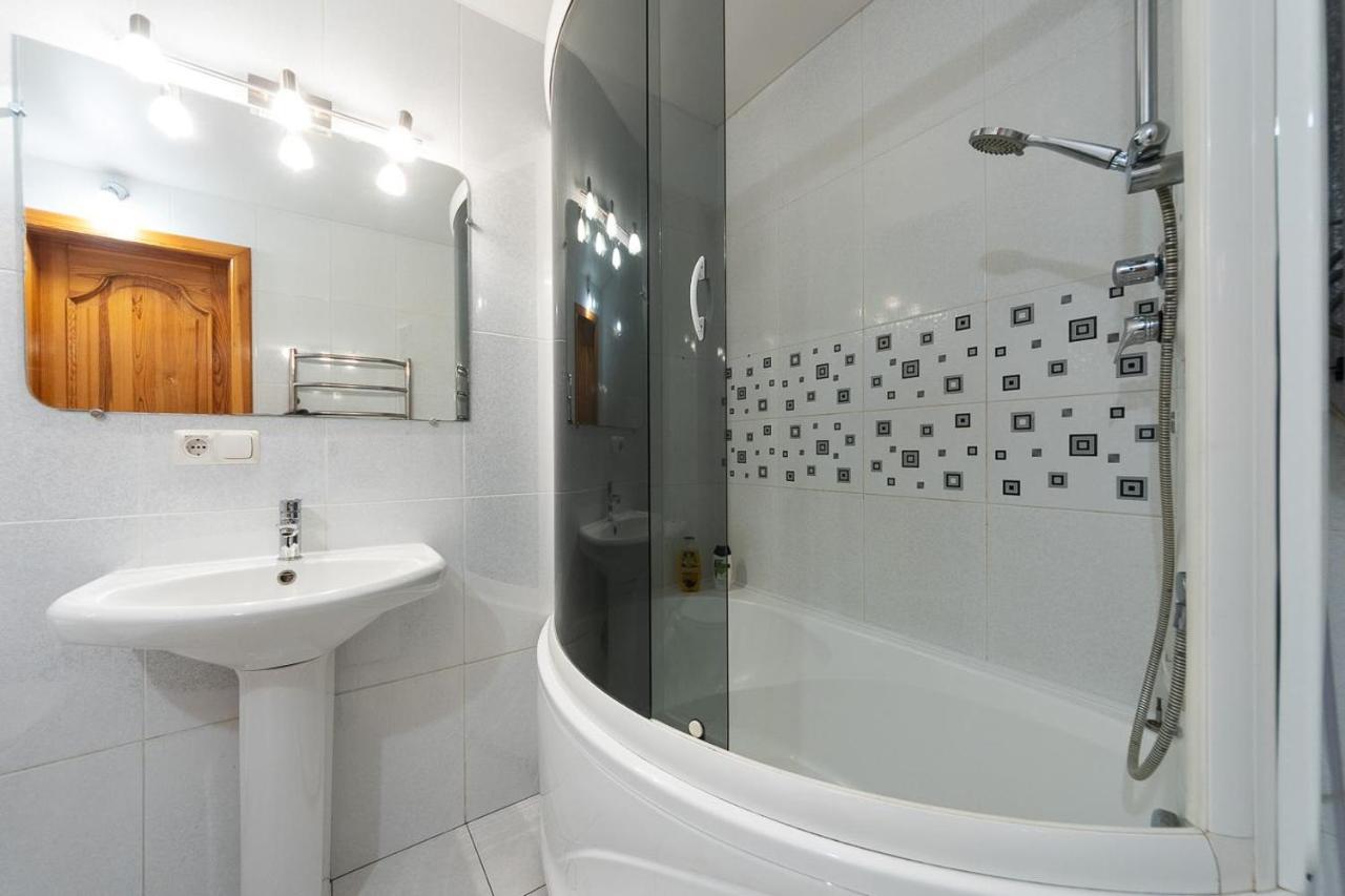 Spacious Apartments In The Center Of Obolon 2 Bedrooms Kiev Exterior foto